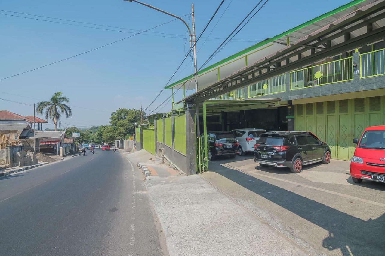 Reddoorz Syariah Near Museum Wisma Karya Subang Dış mekan fotoğraf